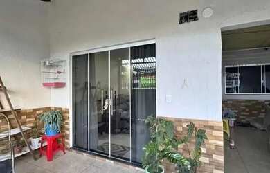 Imagem: A casa possui 3 Dormitórios, 2 Banheiros, 1 Vaga na garagem