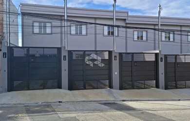 Imagem: A casa possui 2 Dormitórios, 2 Banheiros, 1 Vaga na garagem