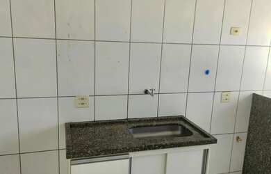 Imagem: O apartamento possui 2 Dormitórios, 1 Banheiro, 1 Vaga na garagem