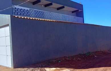 Imagem: A casa possui 2 Dormitórios, Acomodam 10 pessoas, 2 Vagas na