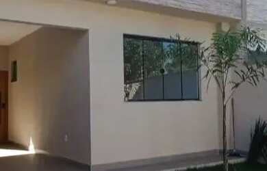 Imagem: A casa possui 3 Dormitórios, 1 Banheiro, 2 Vagas na garagem