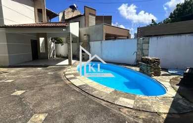 Imagem: A casa possui 3 Dormitórios, 3 Banheiros, 4 Vagas na garagem