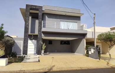 Imagem: A casa em condomínio possui 3 Dormitórios, 4 Banheiros, 2