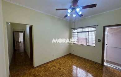 Imagem: A casa possui 4 Dormitórios, 2 Banheiros, 1 Vaga na garagem