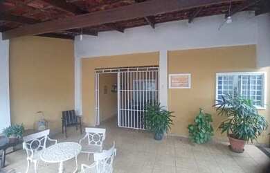 Imagem: A casa possui 3 Dormitórios, 2 Banheiros, 2 Vagas na garagem