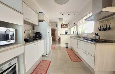 Imagem: A casa possui 3 Dormitórios, 3 Banheiros, 4 Vagas na garagem