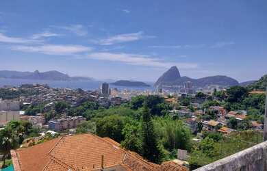 Imagem: A casa possui 5 Dormitórios, 4 Banheiros, 300m² de Área e