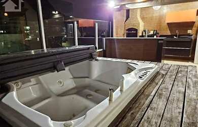 Imagem: A casa em condomínio possui 4 Dormitórios, 5 Banheiros, 2