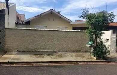 Imagem: A casa possui 2 Dormitórios, 1 Banheiro e está localizado