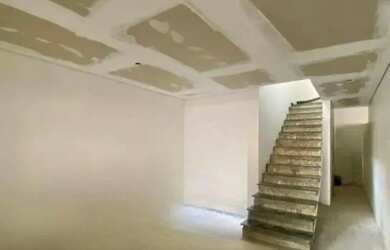 Imagem: A casa possui 3 Dormitórios, 3 Banheiros, 2 Vagas na garagem