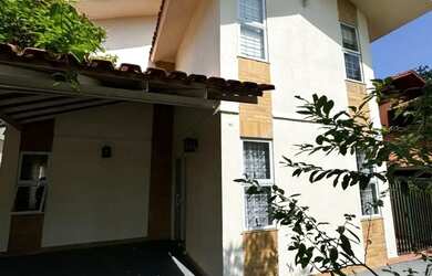 Imagem: A casa possui 4 Dormitórios, 2 Banheiros, 2 Vagas na garagem