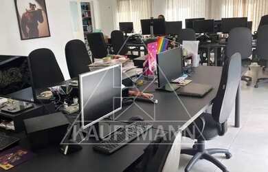 Imagem: O depósito possui 4 Vagas na garagem, 200m² de Área e está