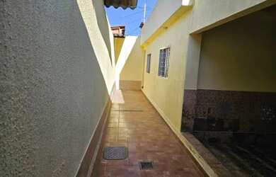 Imagem: A casa possui 3 Dormitórios, 1 Banheiro, 2 Vagas na garagem