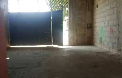 Imagem: A casa possui 2 Dormitórios, 1 Banheiro, 2 Vagas na garagem