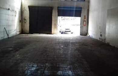 Imagem: O depósito possui 2 Vagas na garagem, 420m² de Área e está