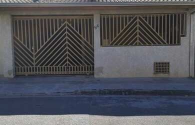 Imagem: A casa possui 2 Dormitórios, 1 Banheiro, 1 Vaga na garagem