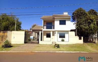 Imagem: A casa possui 2 Dormitórios, 2 Banheiros, 2 Vagas na garagem