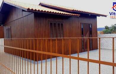 Imagem 3: Duas casas recém construídas localizada em Imbituba, situada no bairro...