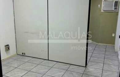 Imagem: O depósito possui 1 Vaga na garagem e 30m² de Área e está