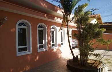 Imagem: A casa possui 4 Dormitórios, 2 Banheiros, 4 Vagas na garagem