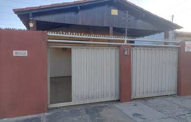 Imagem: A casa possui 3 Dormitórios, 1 Banheiro, 2 Vagas na garagem