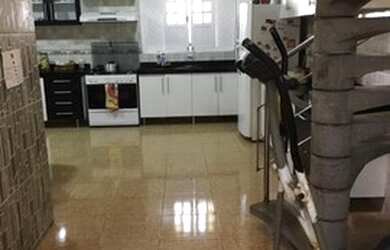 Imagem: A casa possui 4 Dormitórios, 3 Banheiros, 3 Vagas na garagem