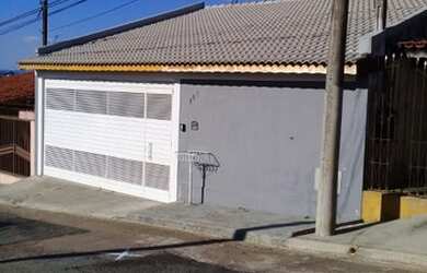 Imagem: A casa possui 2 Dormitórios, 1 Banheiro, 3 Vagas na garagem