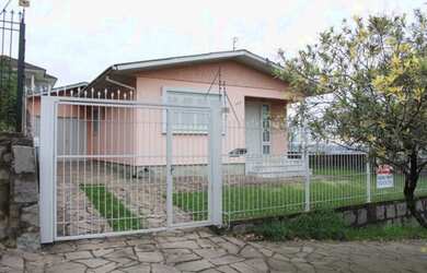 Imagem: A casa possui 3 Dormitórios, 1 Banheiro, 1 Vaga na garagem