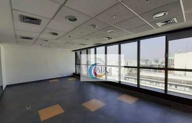 Imagem: O depósito possui 5 Vagas na garagem, 395m² de Área e está