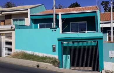 Imagem: A casa possui 2 Dormitórios, 1 Banheiro, 1 Vaga na garagem