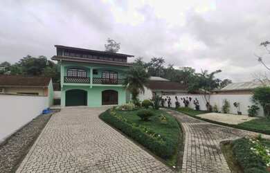 Imagem: A casa possui 3 Dormitórios, 4 Banheiros, 1 Vaga na garagem