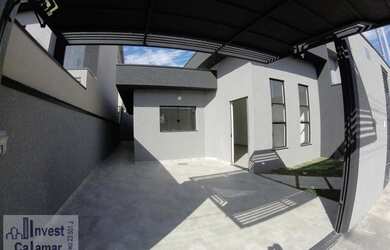 Imagem: A casa possui 3 Dormitórios, 2 Banheiros, 2 Vagas na garagem