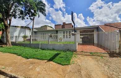 Imagem: A casa possui 3 Dormitórios, 2 Banheiros, 2 Vagas na garagem