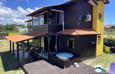 Imagem: A casa possui 4 Dormitórios, 3 Banheiros, 5 Vagas na garagem