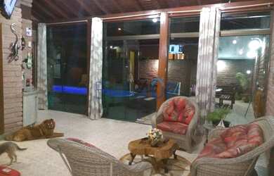 Imagem: A casa possui 2 Dormitórios, 2 Banheiros, 4 Vagas na garagem