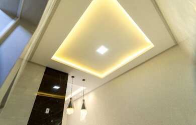 Imagem: A casa possui 3 Dormitórios, 2 Banheiros, 2 Vagas na garagem