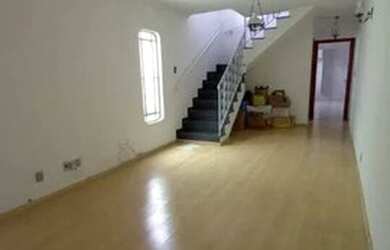 Imagem: A casa possui 3 Dormitórios, 4 Banheiros, 2 Vagas na garagem