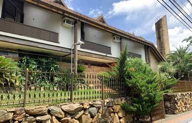 Imagem: A casa possui 5 Dormitórios, 5 Banheiros, 5 Vagas na garagem