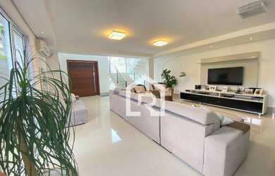 Imagem: A casa em condomínio possui 5 Dormitórios, 5 Banheiros, 3