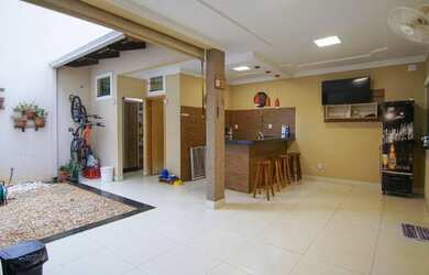 Imagem: A casa possui 3 Dormitórios, 2 Banheiros, 2 Vagas na garagem