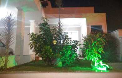 Imagem: A casa em condomínio possui 3 Dormitórios, 1 Banheiro, 2 Vagas