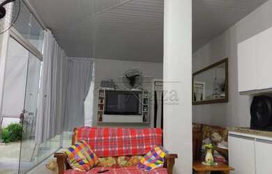 Imagem: A casa em condomínio possui 4 Dormitórios, 5 Banheiros, 2