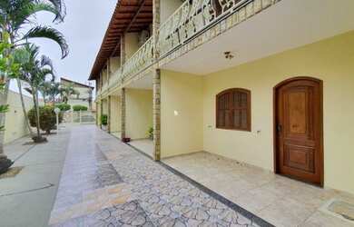 Imagem: A casa possui 2 Dormitórios, 3 Banheiros, 1 Vaga na garagem