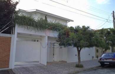 Imagem: A casa possui 3 Dormitórios, 4 Banheiros, 5 Vagas na garagem