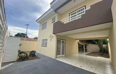 Imagem: A casa possui 3 Dormitórios, 3 Banheiros, 167m² de Área e