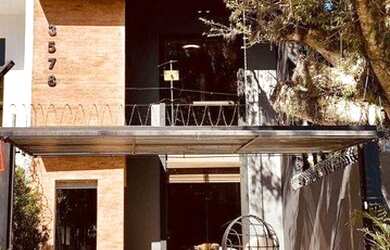 Imagem: A casa e possui 3 Dormitórios, Suítes, 2 Banheiros, 2 Vagas