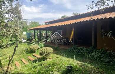 Imagem: A casa possui 4 Dormitórios, 3 Banheiros, 4 Vagas na garagem