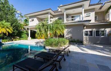 Imagem: A casa em condomínio possui 5 Dormitórios, 5 Banheiros, 4