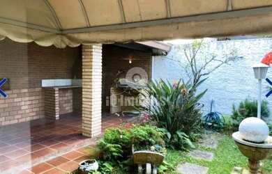 Imagem: A casa possui 4 Dormitórios, 5 Banheiros, 3 Vagas na garagem