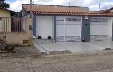 Imagem: A casa possui 3 Dormitórios, 3 Banheiros, 3 Vagas na garagem